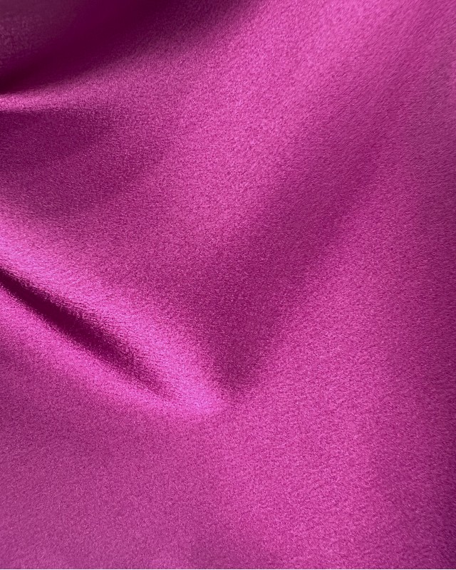 Maxi σατέν φόρεμα με έναν ώμο magenta