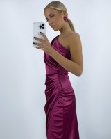 Maxi σατέν φόρεμα με έναν ώμο magenta