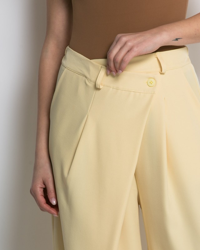 Παντελόνα carrot fit με κούμπωμα στο πλάι lemon