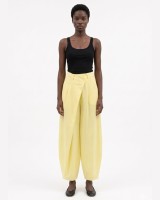 Παντελόνα carrot fit με κούμπωμα στο πλάι yellow