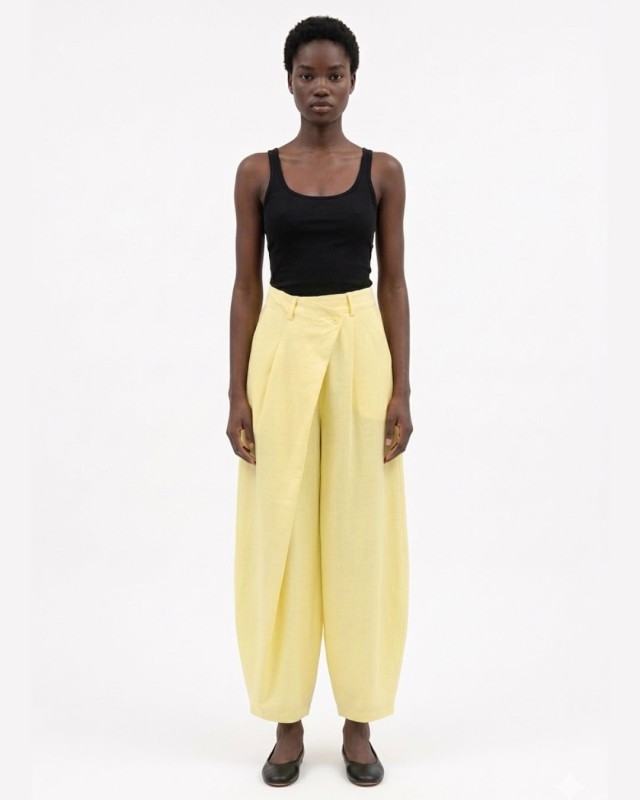 Παντελόνα carrot fit με κούμπωμα στο πλάι yellow
