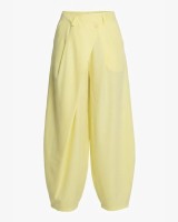 Παντελόνα carrot fit με κούμπωμα στο πλάι yellow