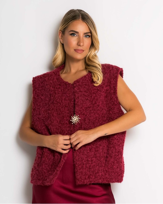 Γιλέκο πλεκτό αμάνικο & καρφίτσα μπορντώ