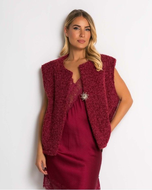 Γιλέκο πλεκτό αμάνικο & καρφίτσα μπορντώ