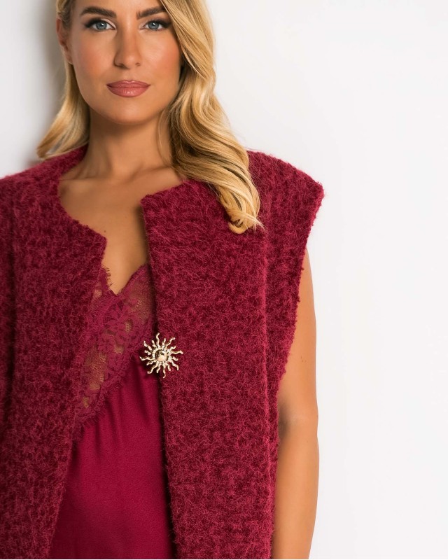 Γιλέκο πλεκτό αμάνικο & καρφίτσα μπορντώ