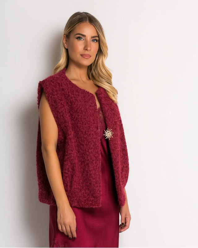 Γιλέκο πλεκτό αμάνικο & καρφίτσα μπορντώ