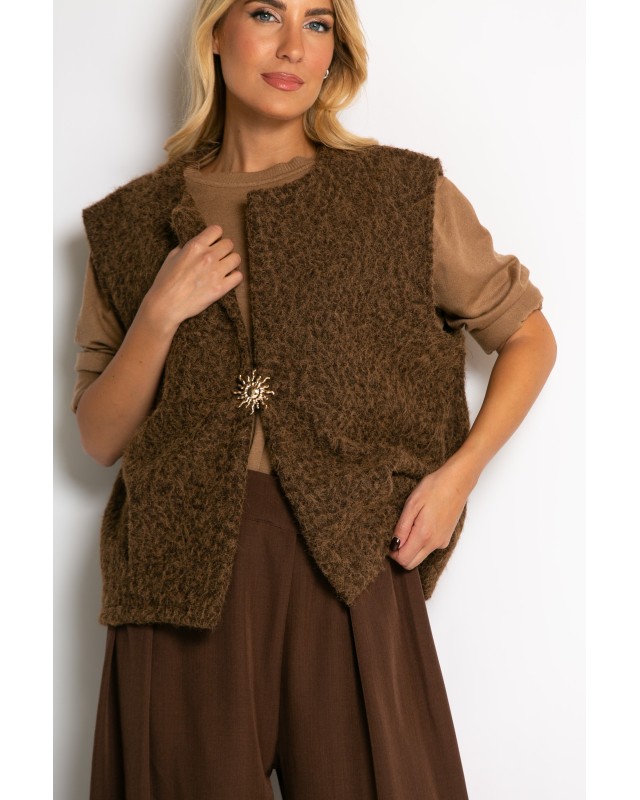 Γιλέκο πλεκτό αμάνικο & καρφίτσα καφέ