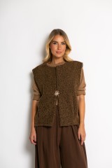 Γιλέκο πλεκτό αμάνικο & καρφίτσα καφέ