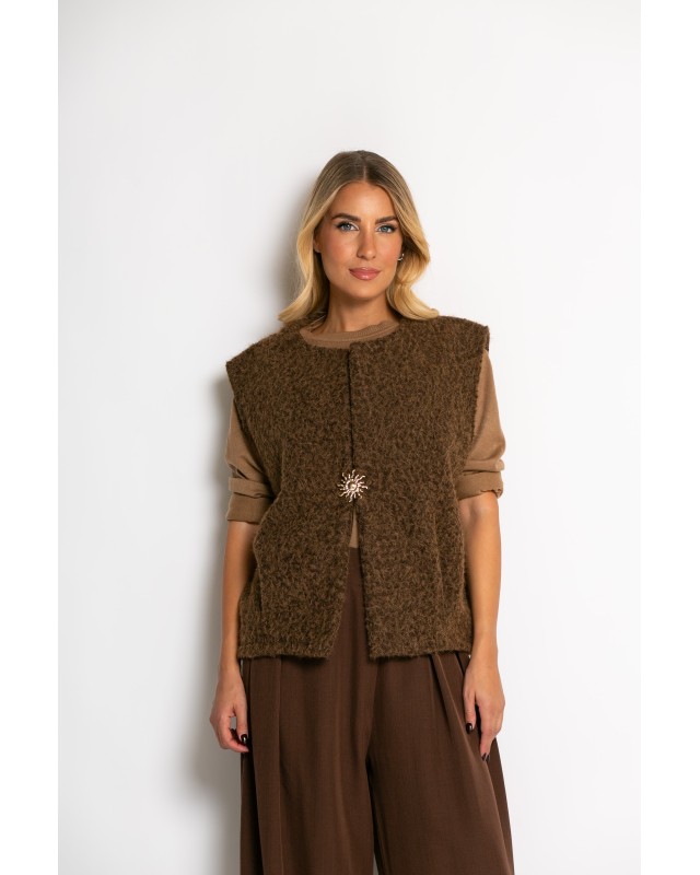 Γιλέκο πλεκτό αμάνικο & καρφίτσα καφέ