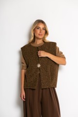 Γιλέκο πλεκτό αμάνικο & καρφίτσα καφέ