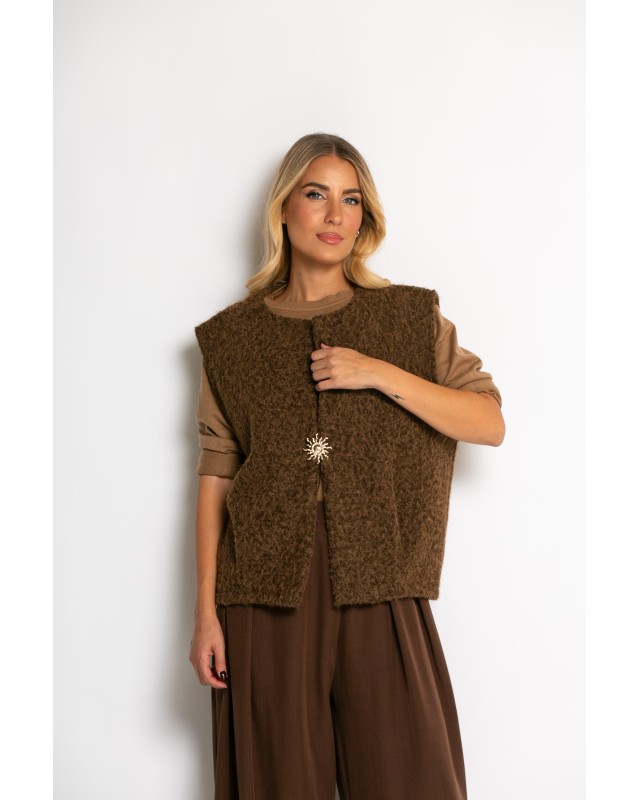 Γιλέκο πλεκτό αμάνικο & καρφίτσα καφέ