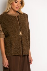 Γιλέκο πλεκτό αμάνικο & καρφίτσα καφέ