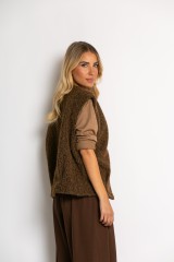 Γιλέκο πλεκτό αμάνικο & καρφίτσα καφέ