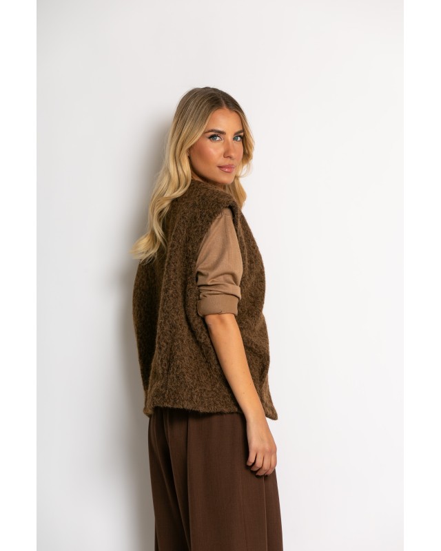 Γιλέκο πλεκτό αμάνικο & καρφίτσα καφέ