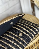Ψάθινος φάκελος με χερούλι καρπού μαύρο Ψάθινος φάκελος με χερούλι καρπού μαύρο