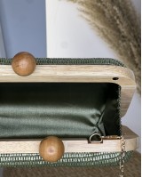 Ψάθινο τσαντάκι με ξύλινη λεπτομέρεια & αλυσίδα χακί