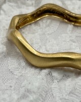 Sculpted Wave Bracelet – gold