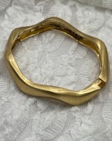 Sculpted Wave Bracelet – gold