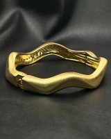 Sculpted Wave Bracelet – gold