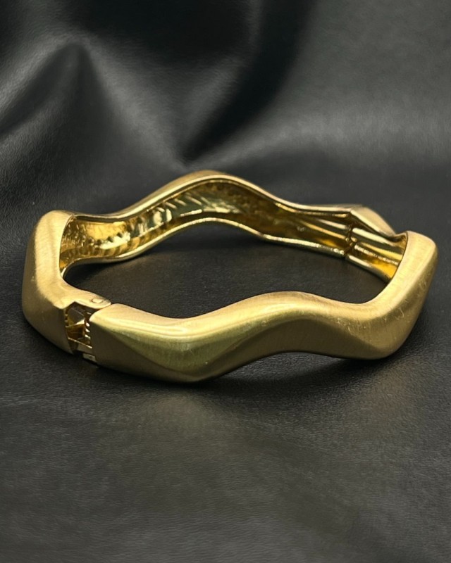 Sculpted Wave Bracelet – gold