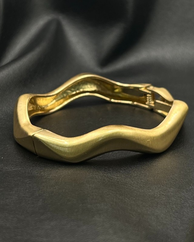 Sculpted Wave Bracelet – gold