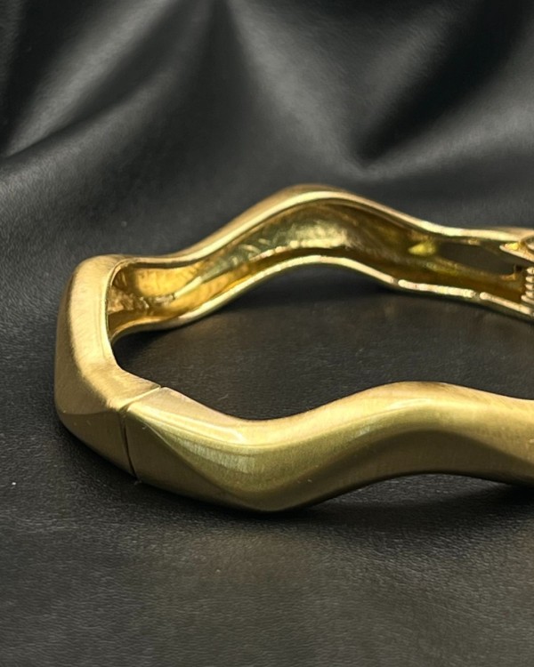 Sculpted Wave Bracelet – gold