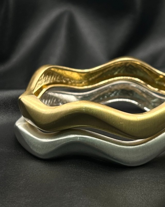 Sculpted Wave Bracelet – gold
