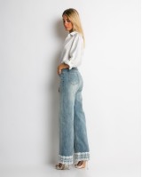 Jean με δαντέλα στο τελείωμα denim