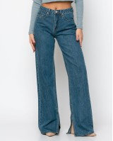 Jean με σκίσιμο στο τελείωμα