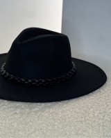Καπέλο Fedora με πλεξούδα μα΄ύρο